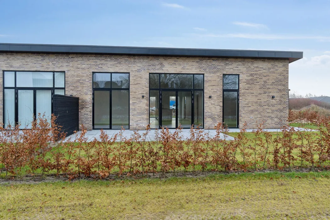 Fantastisk og nyopført rækkehus i et plan med have  16